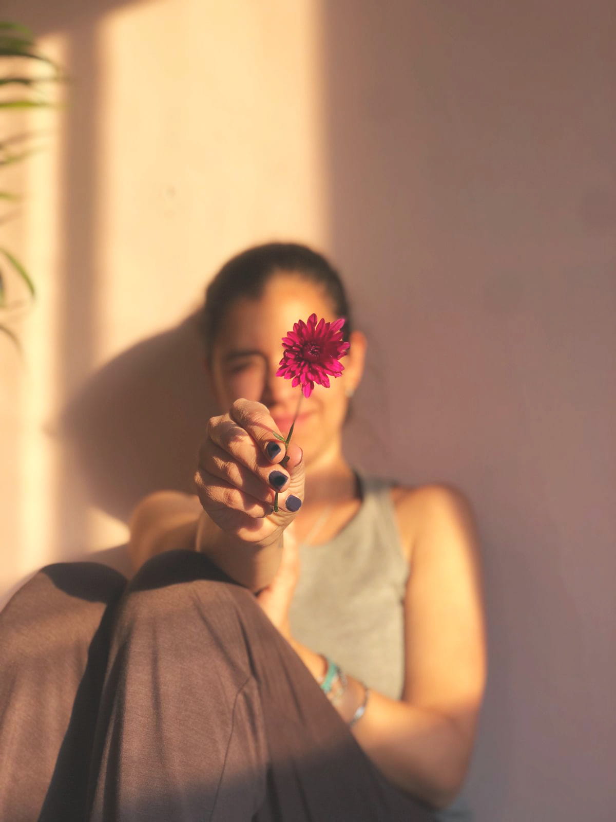 Pies caminando en la naturaleza, conexión y calma